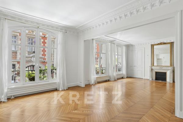 Une adresse iconique de la rive gauche : 170m2 de charme et de volumes