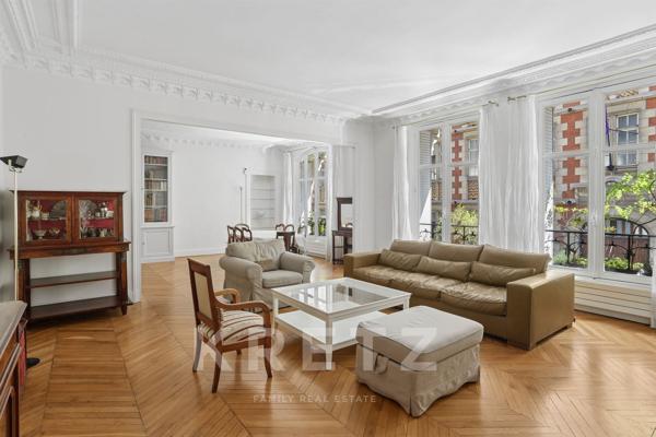 Une adresse iconique de la rive gauche : 170m2 de charme et de volumes