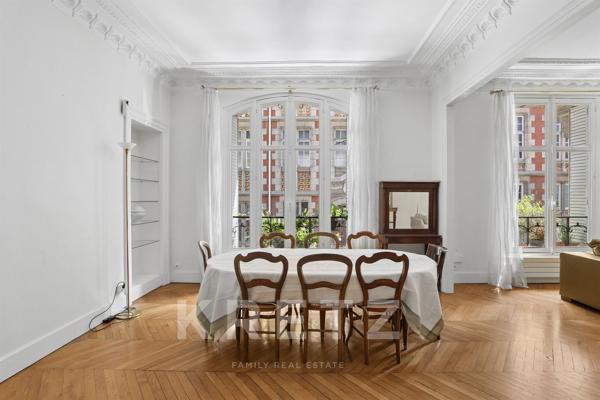 Une adresse iconique de la rive gauche : 170m2 de charme et de volumes