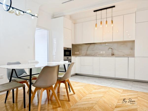 Raffiné 4 pièces Haussmannien rénové, perché au dernier étage avec ascenseur, sublimé par ses moulures, cheminées, parquet point de Hongrie et dressing, au cœur du 12ème