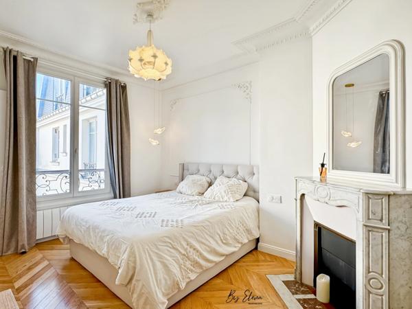 Raffiné 4 pièces Haussmannien rénové, perché au dernier étage avec ascenseur, sublimé par ses moulures, cheminées, parquet point de Hongrie et dressing, au cœur du 12ème