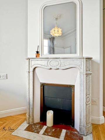 Raffiné 4 pièces Haussmannien rénové, perché au dernier étage avec ascenseur, sublimé par ses moulures, cheminées, parquet point de Hongrie et dressing, au cœur du 12ème