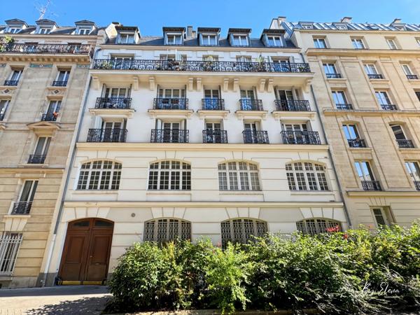 Raffiné 4 pièces Haussmannien rénové, perché au dernier étage avec ascenseur, sublimé par ses moulures, cheminées, parquet point de Hongrie et dressing, au cœur du 12ème