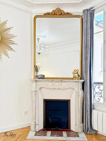 Raffiné 4 pièces Haussmannien rénové, perché au dernier étage avec ascenseur, sublimé par ses moulures, cheminées, parquet point de Hongrie et dressing, au cœur du 12ème