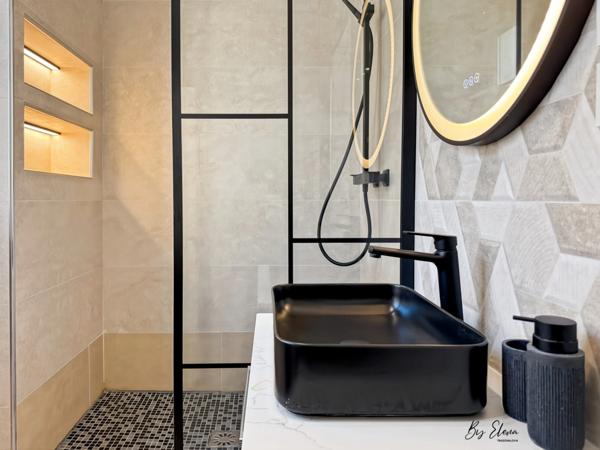 Raffiné 4 pièces Haussmannien rénové, perché au dernier étage avec ascenseur, sublimé par ses moulures, cheminées, parquet point de Hongrie et dressing, au cœur du 12ème