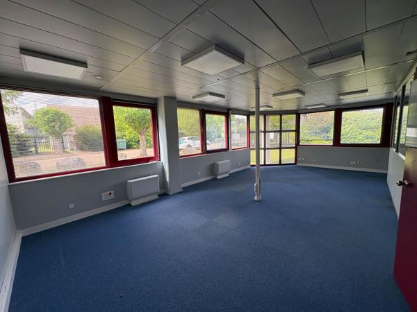 Bureau de plain-pied indépendant et accessible PMR - A louer 550 m2 à la Chapelle Saint Mesmin (ZAC des Portes de Micy)