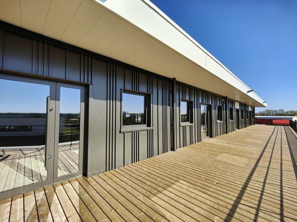 A VENDRE - CELLULE DE BUREAUX AVEC TERRASSE ET PARKINGS - POITIERS SUD, ZONE COMMERCIALE - 150m²