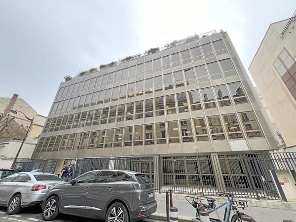 Bureaux à louer à Neuilly-sur-Seine avec jardin et accès métro proche