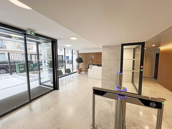 Bureaux à louer à Neuilly-sur-Seine avec jardin et accès métro proche