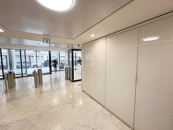 Bureaux à louer à Neuilly-sur-Seine avec jardin et accès métro proche