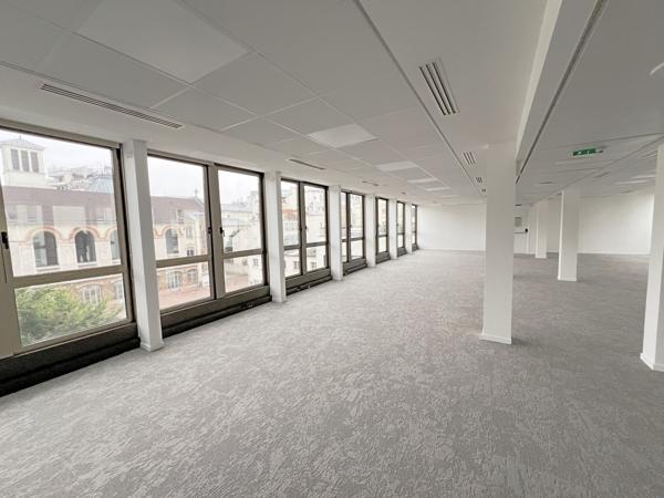 Bureaux à louer à Neuilly-sur-Seine avec jardin et accès métro proche