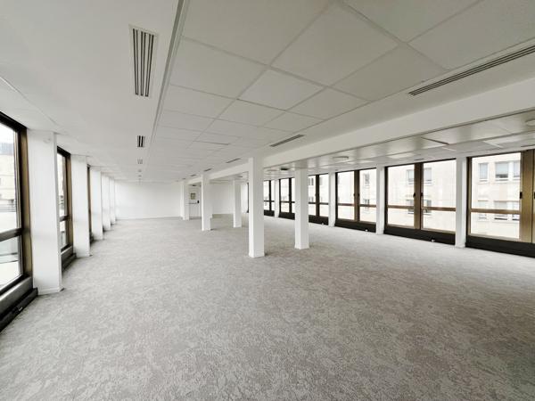 Bureaux à louer à Neuilly-sur-Seine avec jardin et accès métro proche