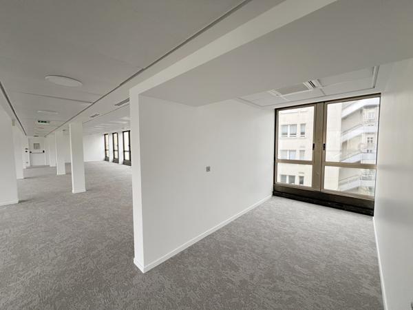 Bureaux à louer à Neuilly-sur-Seine avec jardin et accès métro proche