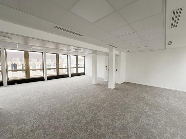 Bureaux à louer à Neuilly-sur-Seine avec jardin et accès métro proche