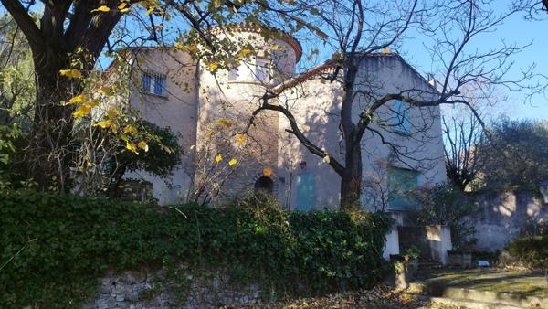 Villa atypique proche centre-ville, grande parcelle