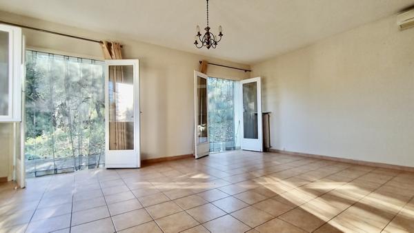 Villa atypique proche centre-ville, grande parcelle