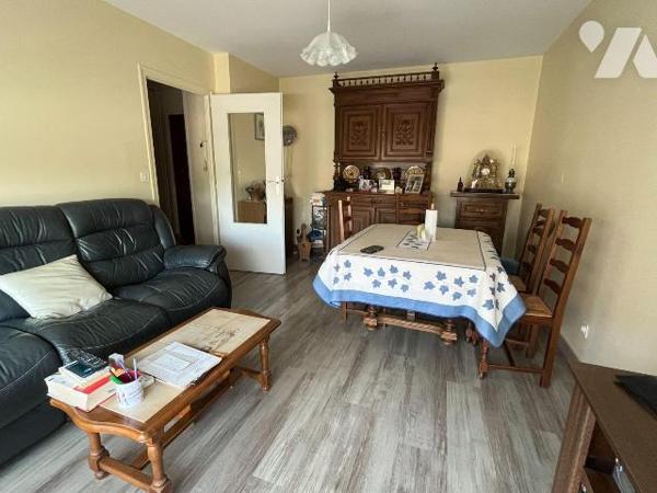 A VENDRE à AVALLON (89200), à proximité de tous commerces, et proche du centre ville.
UN BIEN ...