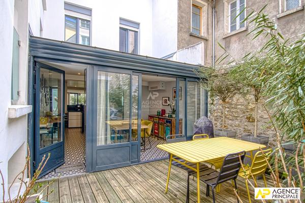 Versailles Rive-Droite Maison de ville en copropriété de 6 pièces 117.51² au sol avec cour et terrasse privative 995 000 € **  - Référence  28135