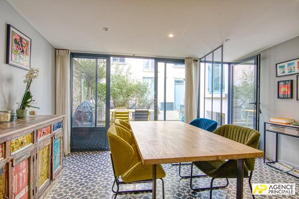 Versailles Rive-Droite Maison de ville en copropriété de 6 pièces 117.51² au sol avec cour et terrasse privative 995 000 € **  - Référence  28135