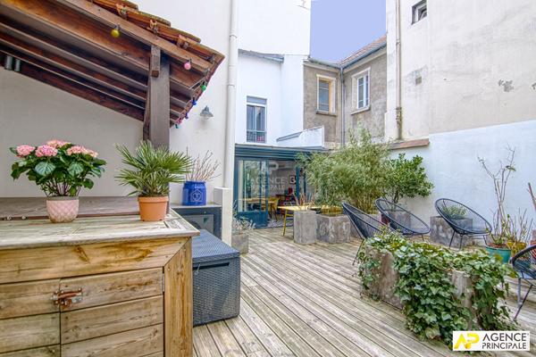 Versailles Rive-Droite Maison de ville en copropriété de 6 pièces 117.51² au sol avec cour et terrasse privative 995 000 € **  - Référence  28135