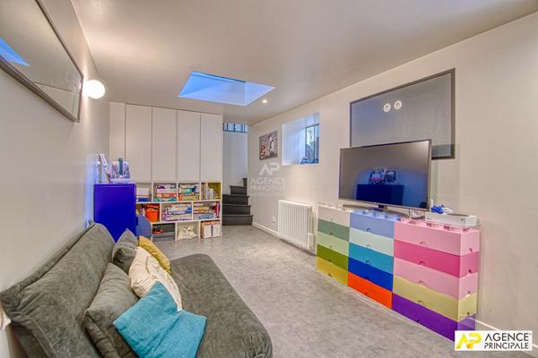 Versailles Rive-Droite Maison de ville en copropriété de 6 pièces 117.51² au sol avec cour et terrasse privative 995 000 € **  - Référence  28135