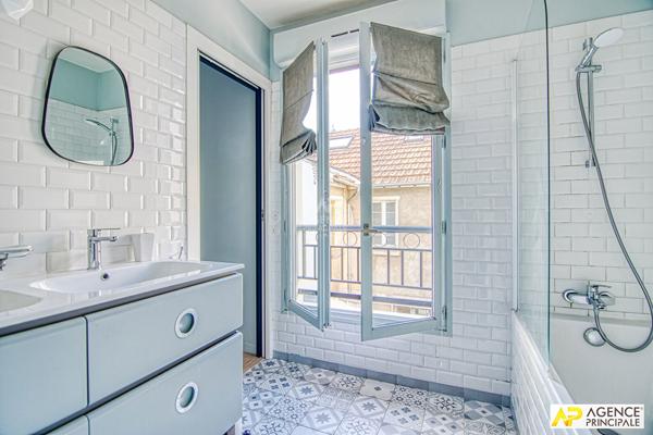 Versailles Rive-Droite Maison de ville en copropriété de 6 pièces 117.51² au sol avec cour et terrasse privative 995 000 € **  - Référence  28135