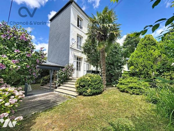 LISIEUX Très agréable maison ancienne restaurée comprenant 3 chambres Joli jardin