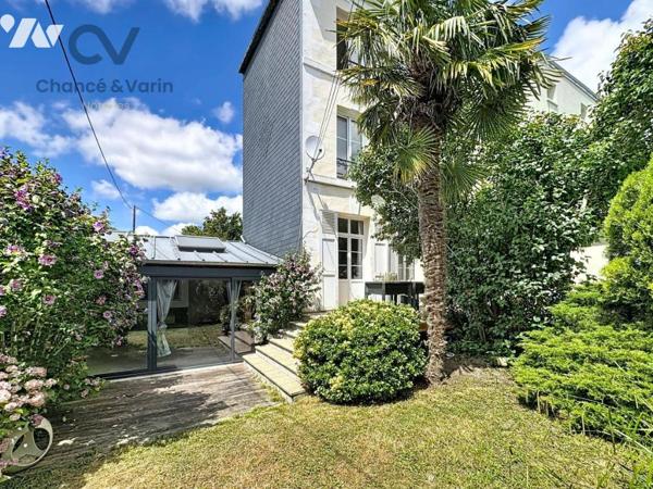 LISIEUX Très agréable maison ancienne restaurée comprenant 3 chambres Joli jardin