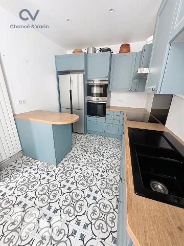 LISIEUX Très agréable maison ancienne restaurée comprenant 3 chambres Joli jardin