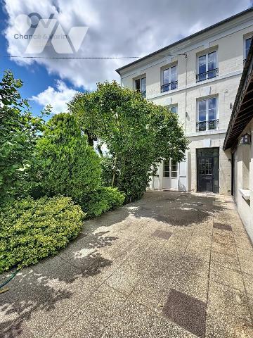 LISIEUX Très agréable maison ancienne restaurée comprenant 3 chambres Joli jardin