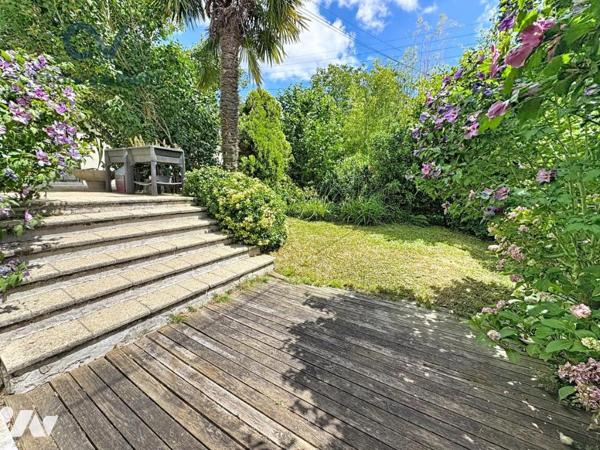 LISIEUX Très agréable maison ancienne restaurée comprenant 3 chambres Joli jardin