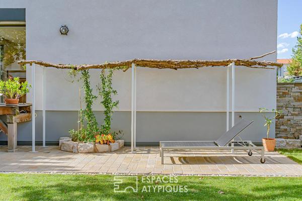 Maison des années 60 rénovée et son jardin arboré
