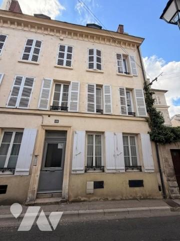 appartement plein centre ville proche tous commerces collège et Tribunal avec chambres sur Cour