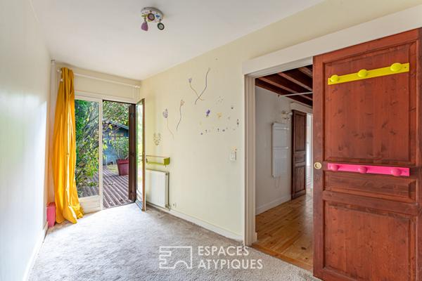 Maison avec bardage bois et jardin dans le centre de Chaville