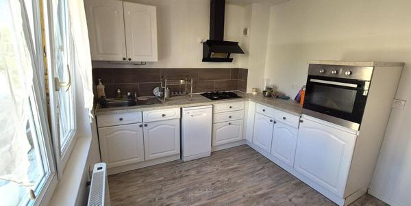 Belle Maison sur Sous-sol de 88 m² Rénovée avec Cours, Cave, Buanderie, Garage de 24 m² et un Terrain clos et entretenu de 329 m²