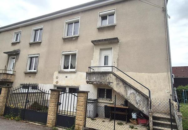 Belle Maison sur Sous-sol de 88 m² Rénovée avec Cours, Cave, Buanderie, Garage de 24 m² et un Terrain clos et entretenu de 329 m²