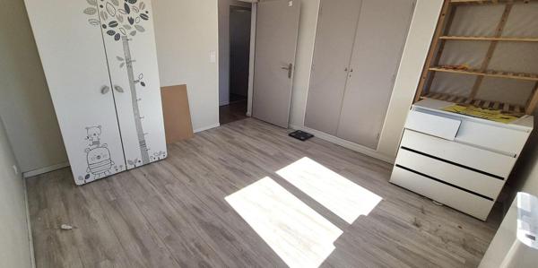 Belle Maison sur Sous-sol de 88 m² Rénovée avec Cours, Cave, Buanderie, Garage de 24 m² et un Terrain clos et entretenu de 329 m²