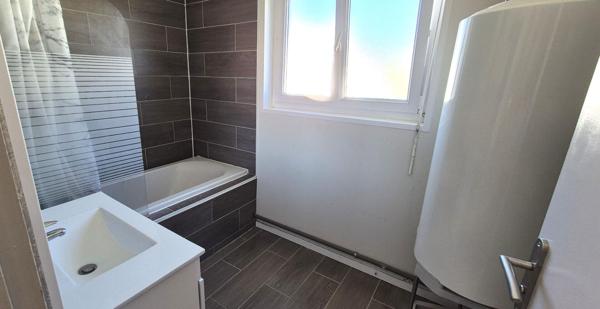Belle Maison sur Sous-sol de 88 m² Rénovée avec Cours, Cave, Buanderie, Garage de 24 m² et un Terrain clos et entretenu de 329 m²