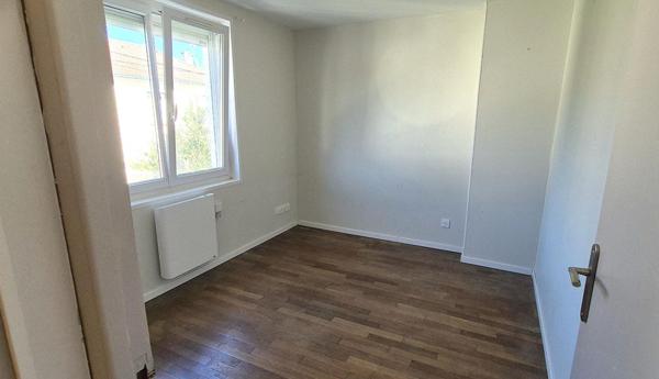 Belle Maison sur Sous-sol de 88 m² Rénovée avec Cours, Cave, Buanderie, Garage de 24 m² et un Terrain clos et entretenu de 329 m²