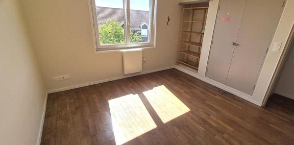 Belle Maison sur Sous-sol de 88 m² Rénovée avec Cours, Cave, Buanderie, Garage de 24 m² et un Terrain clos et entretenu de 329 m²