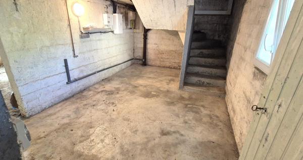 Belle Maison sur Sous-sol de 88 m² Rénovée avec Cours, Cave, Buanderie, Garage de 24 m² et un Terrain clos et entretenu de 329 m²