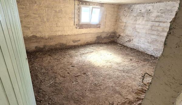 Belle Maison sur Sous-sol de 88 m² Rénovée avec Cours, Cave, Buanderie, Garage de 24 m² et un Terrain clos et entretenu de 329 m²