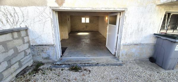 Belle Maison sur Sous-sol de 88 m² Rénovée avec Cours, Cave, Buanderie, Garage de 24 m² et un Terrain clos et entretenu de 329 m²