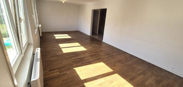 Belle Maison sur Sous-sol de 88 m² Rénovée avec Cours, Cave, Buanderie, Garage de 24 m² et un Terrain clos et entretenu de 329 m²