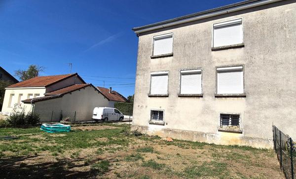 Belle Maison sur Sous-sol de 88 m² Rénovée avec Cours, Cave, Buanderie, Garage de 24 m² et un Terrain clos et entretenu de 329 m²