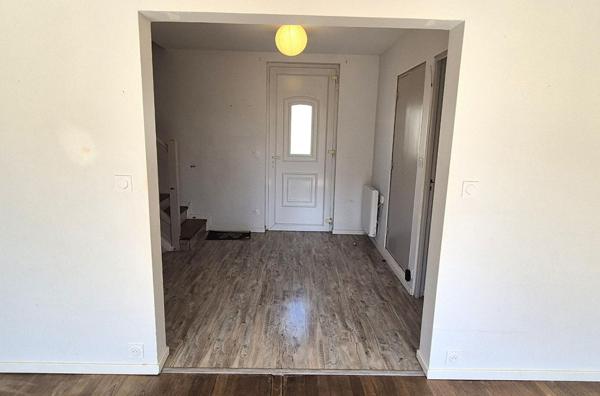 Belle Maison sur Sous-sol de 88 m² Rénovée avec Cours, Cave, Buanderie, Garage de 24 m² et un Terrain clos et entretenu de 329 m²