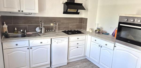 Belle Maison sur Sous-sol de 88 m² Rénovée avec Cours, Cave, Buanderie, Garage de 24 m² et un Terrain clos et entretenu de 329 m²