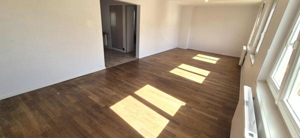 Belle Maison sur Sous-sol de 88 m² Rénovée avec Cours, Cave, Buanderie, Garage de 24 m² et un Terrain clos et entretenu de 329 m²