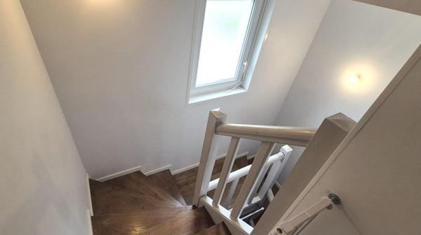Belle Maison sur Sous-sol de 88 m² Rénovée avec Cours, Cave, Buanderie, Garage de 24 m² et un Terrain clos et entretenu de 329 m²