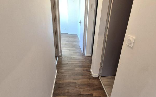 Belle Maison sur Sous-sol de 88 m² Rénovée avec Cours, Cave, Buanderie, Garage de 24 m² et un Terrain clos et entretenu de 329 m²